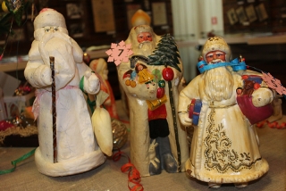 Мир новогодних игрушек с историей