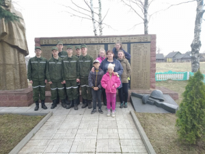 Добраўпарадкаванне тэрыторыі каля помніка