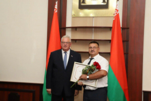 Старшыня ЦВК Беларусі Ігар Карпенка ўзнагародзіў Ганаровай граматай кіраўніка спраў Лепельскага райвыканкама Васіля Палонскага за паспяховую працу ў перыяд электаральнай кампаніі
