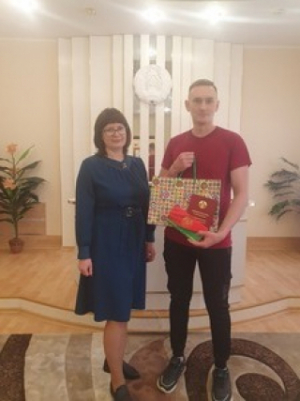 Нараджэнне дзіцяці напярэдадні Дня Дзяржаўнага сцяга, Дзяржаўнага герба і Дзяржаўнага гімна Рэспублікі Беларусь: сімвалічны падарунак для шматдзетнай сям'і Ігнатовіч