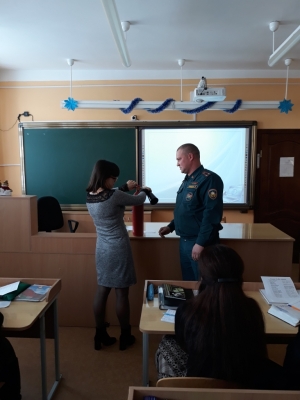 10 января текущего года начальник Лепельского районного отдела по ЧС Валентин Эдуардович Ловец провёл встречу с трудовым коллективом ГУО «Средняя школа №3 г. Лепеля»