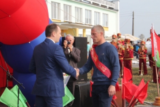Хвала трудолюбивым рукам хлебороба!