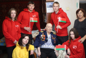Хлопцы з валанцёрскага атрада аграрна-тэхнічнага каледжа "Добрае сэрца" наведалі блакадніка Ленінграда Барыса Парадкіна і яго жонку і павіншавалі іх з маючым адбыцца святам - Днём Кастрычніцкай рэвалюцыі!