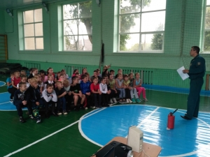 Ежедневно общеобразовательные учреждения встречают у себя в гостях работников МЧС