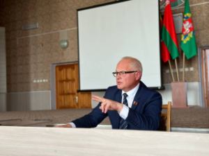 Старшыня Віцебскага абласнога аб'яднання прафсаюзаў, доктар медыцынскіх навук, прафесар Юрый Дзяркач сёння сустрэўся з калектывам Лепельскай цэнтральнай раённай бальніцы