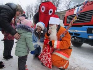 Лепельские спасатели приняли участие в новогоднем шествии Дедов Морозов