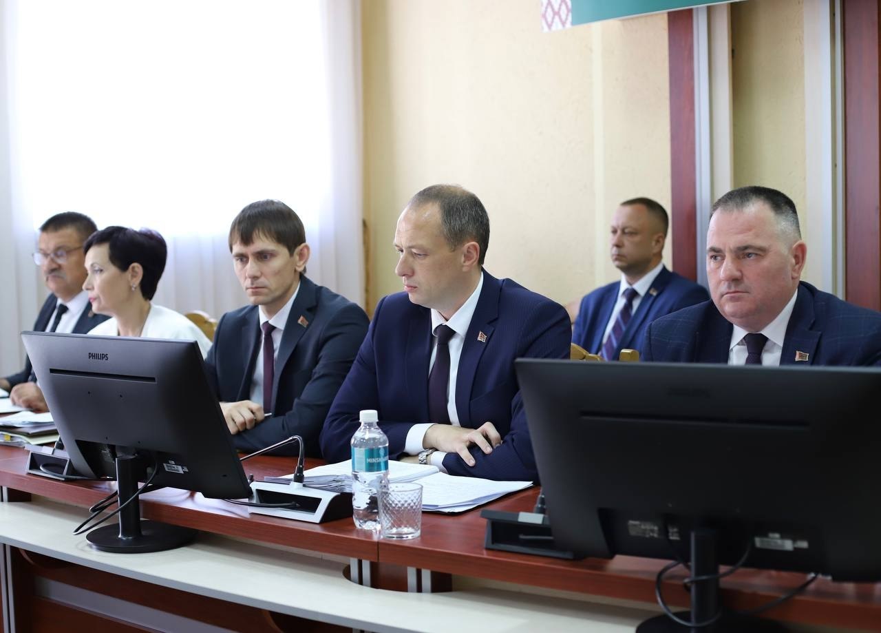 Руководящий актив Лепельщины под руководством председателя райисполкома Михаила Киселевича сегодня собрался на заседании районного исполнительного комитета, чтобы рассмотреть ряд основных вопросов: