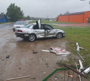 В Лепеле Опель Омега врезался в магазин: пассажира деблокировали спасатели