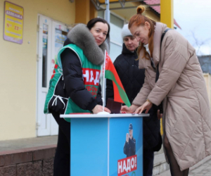 Сёння пікеты па зборы подпісаў у падтрымку вылучэння кандыдатаў у Прэзідэнты Рэспублікі Беларусь прайшлі каля крамы "Лепелька" і на пляцоўцы каля Лепельскага РДК
