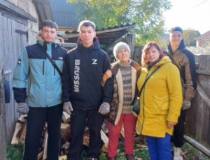 У рамках акцыі "Дапамога адзінокім людзям" навучэнцы Лепельскага аграрна-тэхнічнага каледжа, валанцёры атрада "Добрае сэрца" пад кіраўніцтвам педагога-арганізатара Святланы Стэльмах дапамагаюць на прысядзібных участках адзінокім пажылым людзям, людзям з і