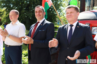 Профсоюзы Беларуси передали
Лепельскому аграрно-техническому
колледжу новый трактор