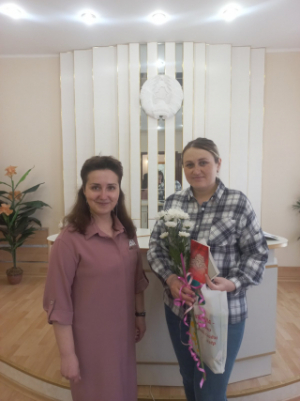 Шчаслівыя бацькі атрымалі пасведчанне аб нараджэнні ў Міжнародны дзень абароны дзяцей