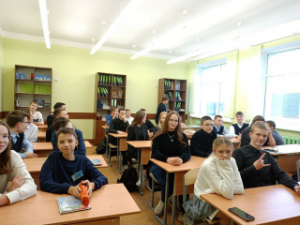 У сярэдняй школе № 3 г. Лепеля адбылася сустрэча старшыні Савета працоўнай моладзі, інжынера па ахове працы Лепельскага філіяла Віцебскага абласнога спажывецкага таварыства Міхайлавай Дар'і з навучэнцамі 9 класаў