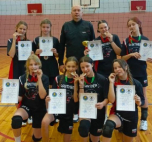 Па выніках пяці дзён рэспубліканскіх спаборніцтваў Лепельскія "Пантэры" вяртаюцца дадому з вялікай узнагародай. Каманда валейбалістак з гімназіі стала сярэбраным прызёрам