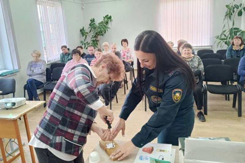 Секреты безопасности от Лепельских спасателей Работники Лепельского районного отдела по ЧС провели обучающее профилактическое мероприятие для пожилых людей, а также граждан, посещающих территориальный центр социального обслуживания населения.