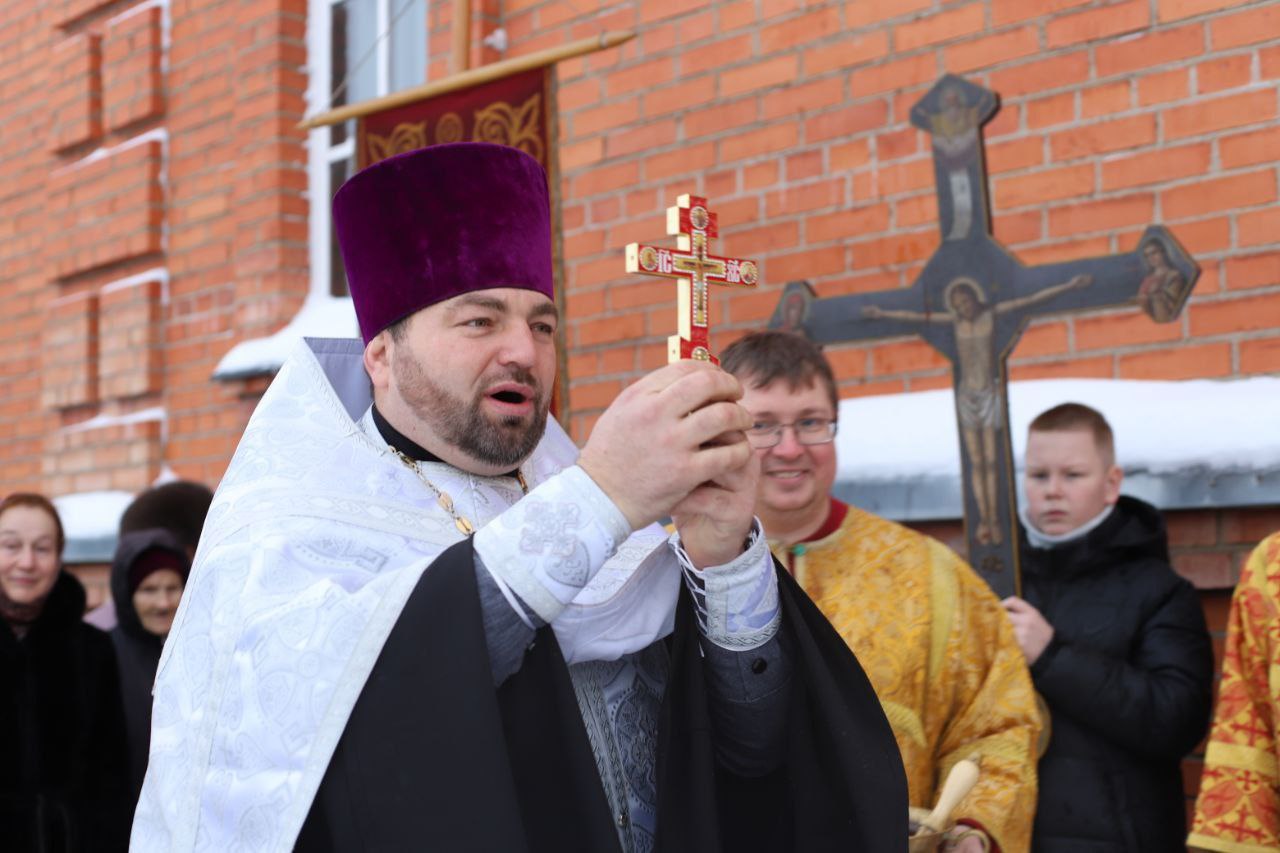 Рождество Христово многие православные верующие Лепельщины отмечали в храмах, украшенных елями и Вифлеемской звездой