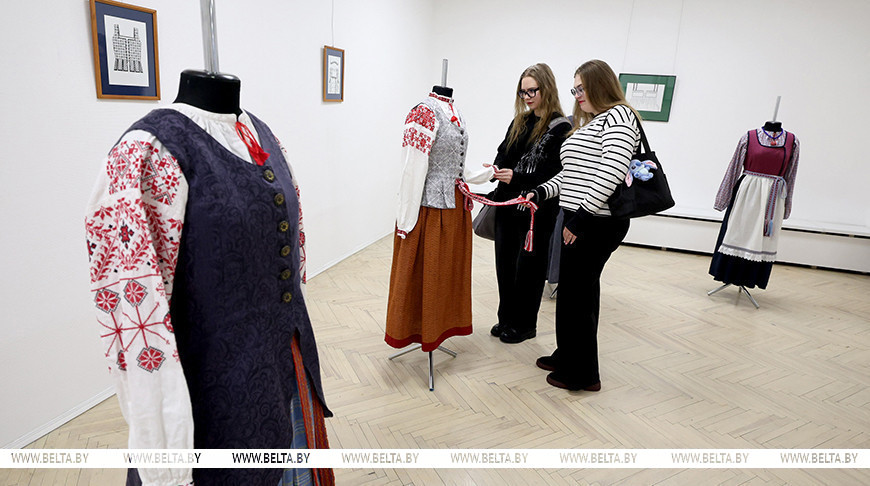 З дакладнасцю ў дэталях. У Віцебску адкрылася выстава народнага касцюма ад маладога дызайнера 