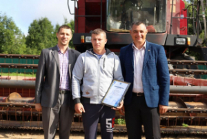 Старшыня Віцебскай абласной арганізацыі Беларускага прафесійнага саюза работнікаў будаўніцтва і прамысловасці будаўнічых матэрыялаў Сяргей Вовк падзякаваў аграрыям Лепельшчыны за добрасумленную працу