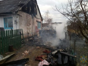 В Лепельском районе загорелся гараж: уничтожен легковой автомобиль, мопед, поврежден стоящий рядом жилой дом