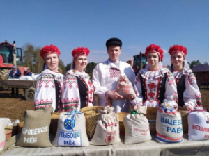 Старшыня Лепельскага райвыканкама Міхаіл Кісялевіч прыняў удзел у абласных «Засеўках»