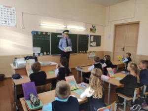 Супрацоўнікі ДАІ Лепельскага РАУС у рамках прафілактычнага мерапрыемства «Дзеці і гаджэты!» наведалі ДУА «Сярэдняя школа №3 г. Лепеля»