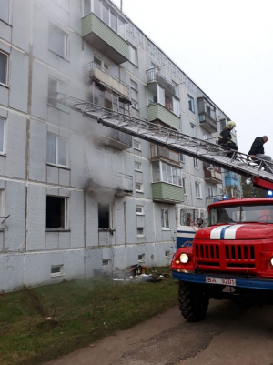 В Лепельском районе загорелась квартира: хозяин-пенсионер и односельчанка, пришедшая в гости погибли, спасателями эвакуированы 1 ребенок и 3 взрослых