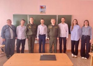 Напярэдадні 105-годдзя з дня ўтварэння войскаў сувязі Узброеных Сіл Рэспублікі Беларусь ваеннаслужачымі гвардыі прапаршчыкам Яўгенам Кавалеўскім і радавы Антанінай Нікіфаравай 127 гвардзейскай брыгады сувязі быў праведзены ўрок мужнасці з вучнямі "Заслона