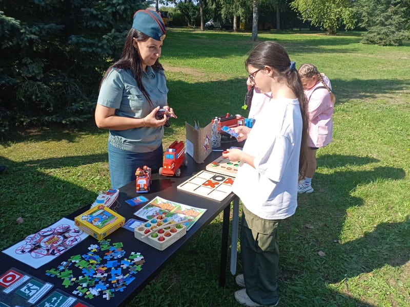 Работники Лепельского районного отдела по ЧС приняли участие в праздновании Дня города, организовав интерактивную обучающую площадку в центральном парке города Лепеля