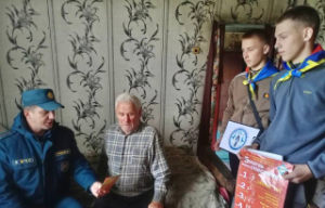 У рамках акцыі "Моладзь за бяспеку" работнікі Лепельскага раённага аддзела па надзвычайных сітуацыях сумесна з актывістамі маладзёжнай грамадскай арганізацыі пажарных-ратавальнікаў на працягу тыдня аказвалі дапамогу адзінокім і адзінока пражываючым пенсія